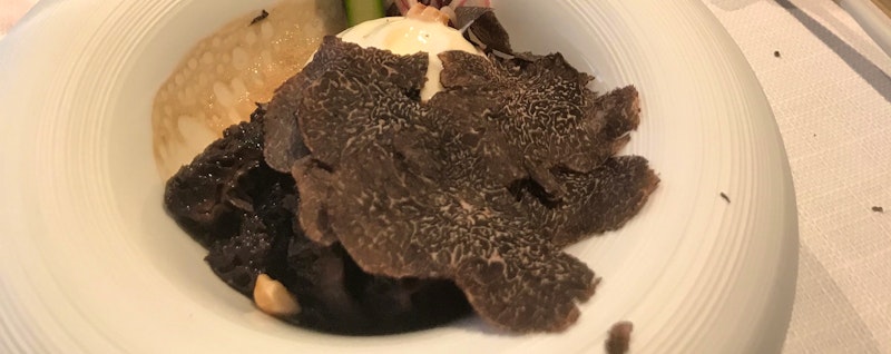Barolo gepocheerd ei met zwarte truffel