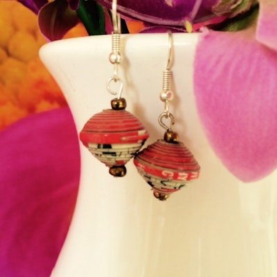 Rood gemêleerde oorbellen van paperbeads - Ob.001 -