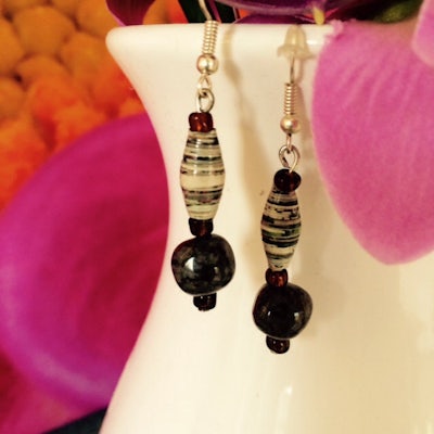 Oorbellen van smalle paperbeads met sierkraal - bruin - Ob. 008 -