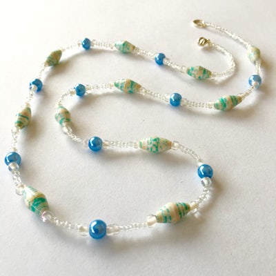 Ketting met smalle paperbeads en sierkraaltjes - blauw - K.012