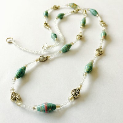 Ketting van smalle paperbeads en kleine kraaltjes - azur - K.017 -